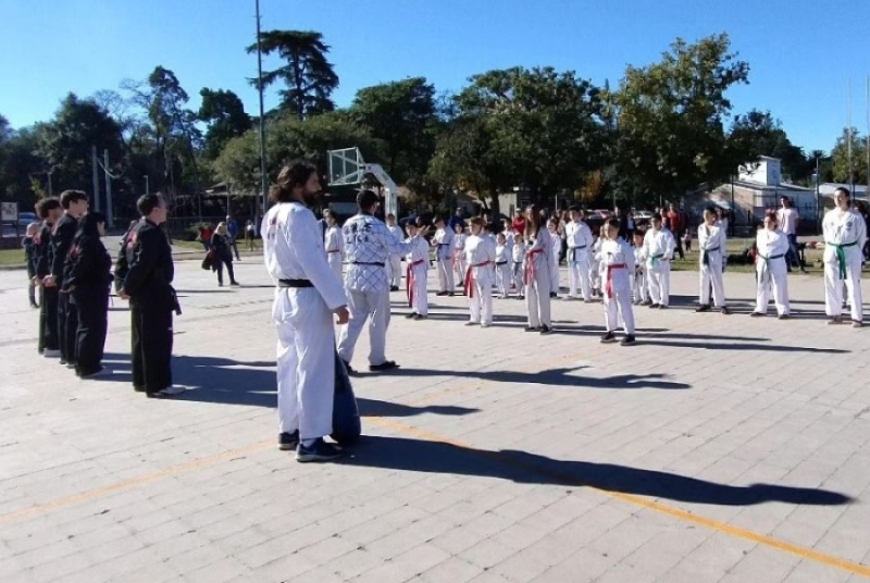 Clase abierta de defensa personal de taekwondo: Un evento familiar para toda la comunidad